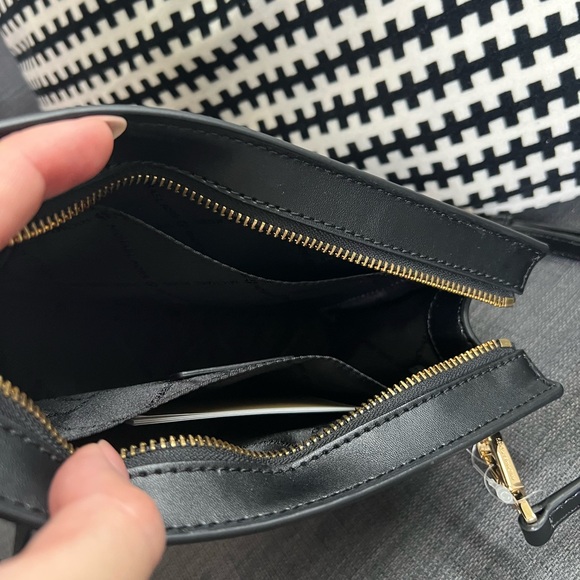 Michael Kors Sheila Black Crossbody Purse Bag - Picture 4 of 5